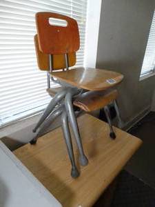 lot 1737 image: 2 Kids Chairs