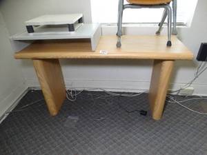 lot 1736 image: Small Desk and Risers