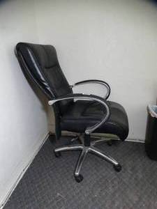 lot 1735 image: Nice Rolling Office Chair