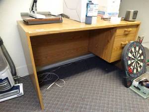 lot 1725 image: Nice Wood Desk wo Contents