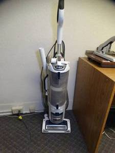lot 1724 image: Upright Shark Vacuum