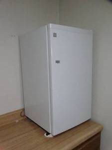 lot 1705 image: Nice Working White Mini Fridge