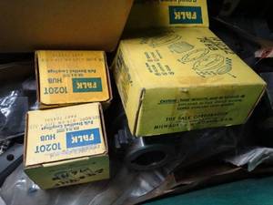lot 1823 image: Large Tub Full of Misc  and Falk 1020T Hubs