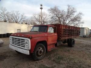 lot 1848 image: Ford F602 Farm Truck w Dump Bed