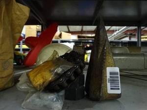 lot 1262 image: Metal Splitter Wedge - 34 Nuts - Chain