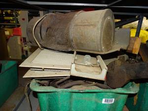 lot 1324 image: Tub Full of Misc Scrap Metal