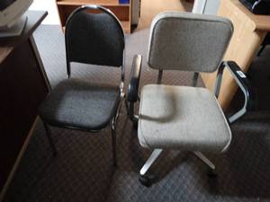 lot 1689 image: Lot of 2 Office Chairs