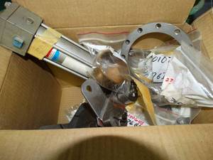 lot 1824 image: Cylinder and Misc Parts