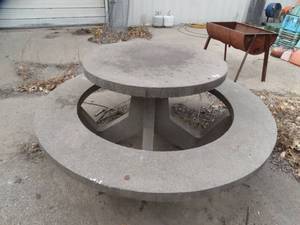 lot 1880 image: Heavy Round Concrete Table