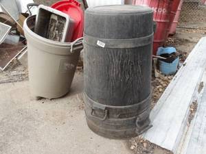 lot 1886 image: Plastic Trash Cans