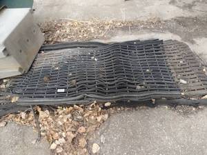 lot 1884 image: Up to 6ft Padded Industrial Padded Floor Mat