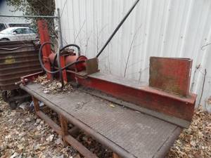 lot 1888 image: TRACTOR 3PT HORIZONTAL LOG SPLITTER