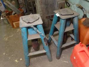 lot 29426 image: 2 Hefty Jack Stands
