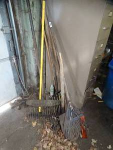 lot 29433 image: Long Handle Tool Lot