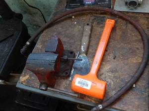 lot 29467 image: Rubber Mallet and Small Vise