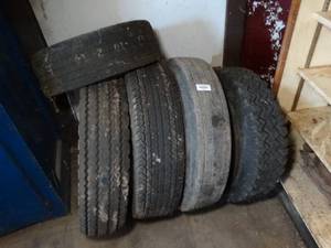 lot 29720 image: Small Lot of old Tires
