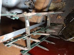 lot 29732 image: Metal garden aerator