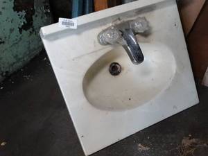 lot 29832 image: Bathroom Sink