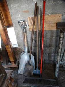 lot 29837 image: Long handled Tool Lot