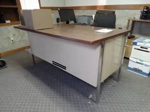 lot 1740 image: L-Shaped Metal & Wood Desk w organizer