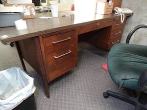 lot 1744 image: Nice wood Office Desk