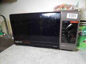 lot 1749 image: Apartment Size Microwave