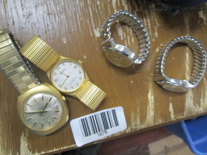 lot 1675 image: Lot of 4 Mens and Womens watches