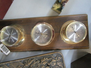 lot 1685 image: Wall mount - Thermometer, Barometer, and Humidity