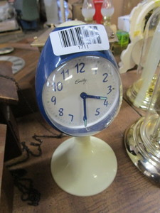 lot 1711 image: Retro tulip dresser clock