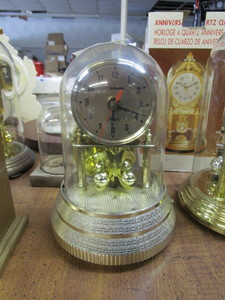 lot 1719 image: Anniversary clock