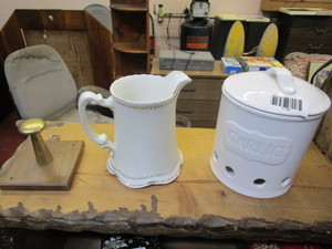lot 1736 image: Miscellaneous items - garlic crock, wall hanger, small pitcher