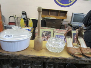 lot 1738 image: Miscellaneous lot - size 7 sandals, casserole dish and more