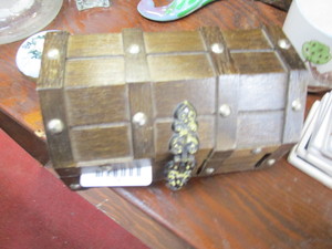 lot 1740 image: Treasure chest jewelry box - contents included