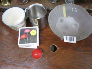 lot 1743 image: Assorted decorative items and coasters