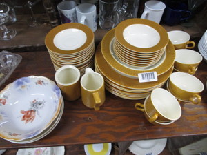 lot 1747 image: Gold dish set