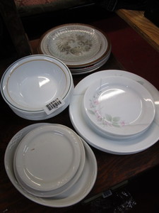 lot 1748 image: Miscellaneous lot of dishes - some Correlle Ware