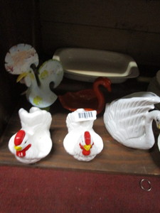 lot 1750 image: Stoneware baking dish and miscellaneous decorative items