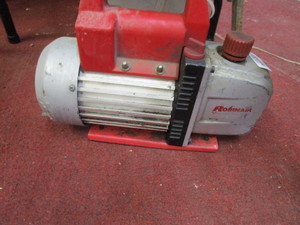 lot 25884 image: Robinair 2 stage vacuum pump