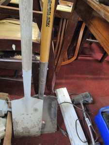 lot 25890 image: 2 flat shovels