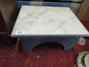 lot 25901 image: Short end table