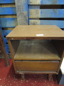 lot 25902 image: End table with drawer