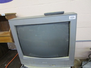 lot 25923 image: Sanyo tube tv with remote