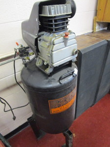 lot 25931 image: Central Pneumatic 21 gallon air compressor