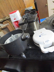 lot 25939 image: Lot of small appliances - waffle grill, 2 oil fryers, tea brewer