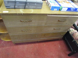 lot 25955 image: Dresser