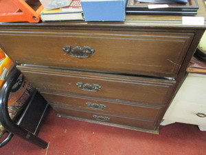 lot 25964 image: tall 4 drawer dresser