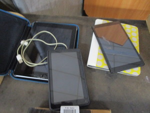 lot 25973 image: Lot of electronic devices and cases