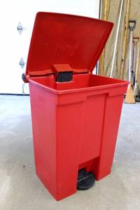 lot 28013 image: Rubbermaid Plastic Step on Waste Can # 63456346. 18 Gal. 19.8 W x 16 D x 26.5 H