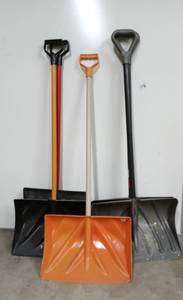 lot 28021 image: Lot of 5 Snow Shovels