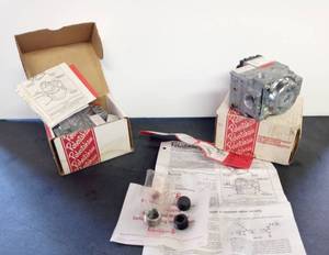 lot 28045 image: Lot of 2 - Robertshaw 720-402 - 24 Volt Dual Gas Valve